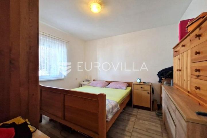 Vir, nekretnina na izvrsnoj lokaciji, 40 m od mora, s dva odvojena apartmana