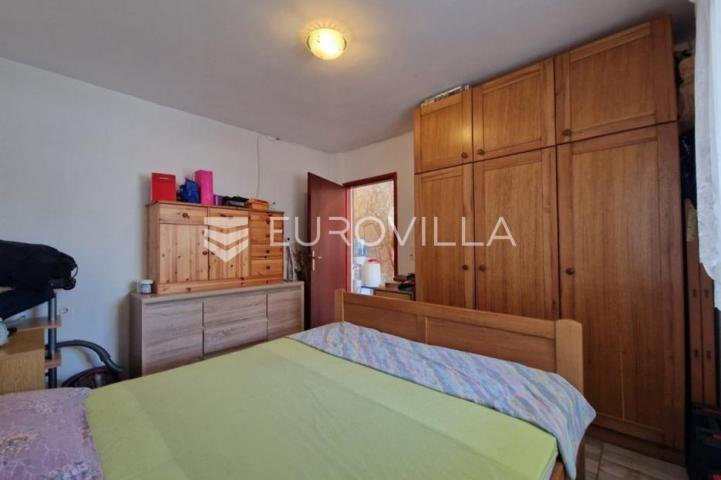 Vir, nekretnina na izvrsnoj lokaciji, 40 m od mora, s dva odvojena apartmana