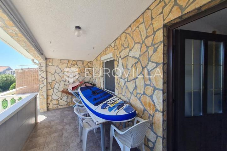 Vir, nekretnina na izvrsnoj lokaciji, 40 m od mora, s dva odvojena apartmana