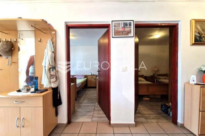 Vir, nekretnina na izvrsnoj lokaciji, 40 m od mora, s dva odvojena apartmana