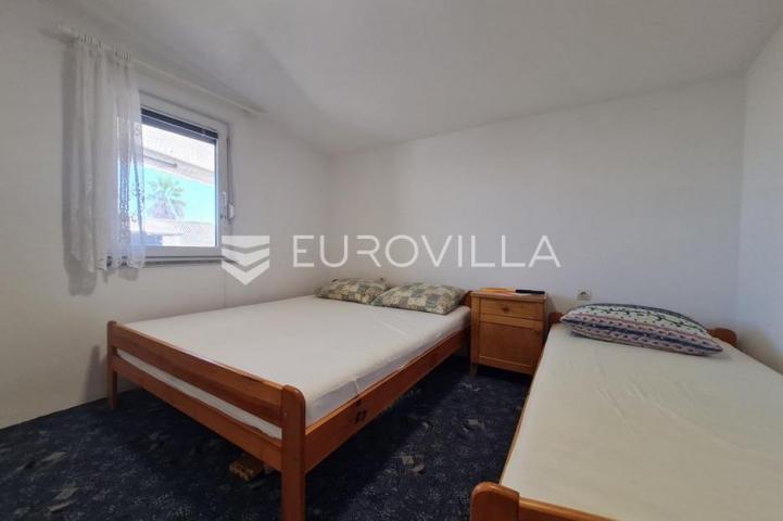 Vir, nekretnina na izvrsnoj lokaciji, 40 m od mora, s dva odvojena apartmana