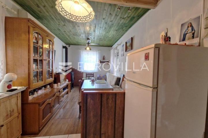 Vir, nekretnina na izvrsnoj lokaciji, 40 m od mora, s dva odvojena apartmana