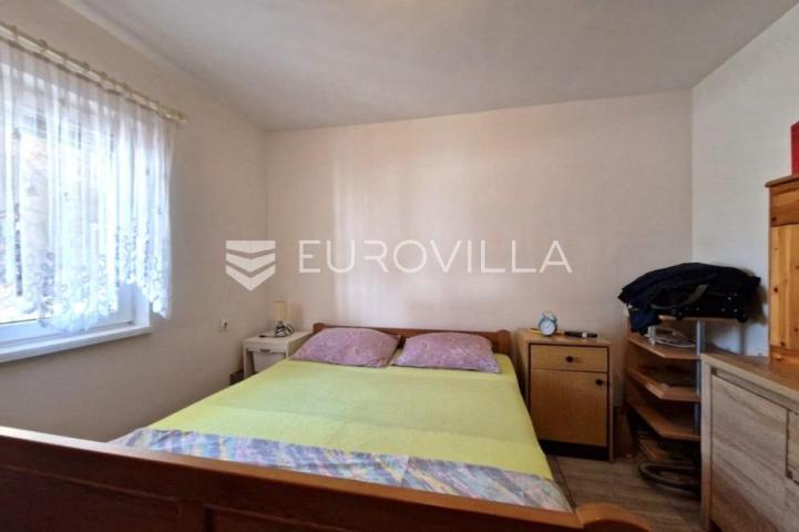 Vir, nekretnina na izvrsnoj lokaciji, 40 m od mora, s dva odvojena apartmana