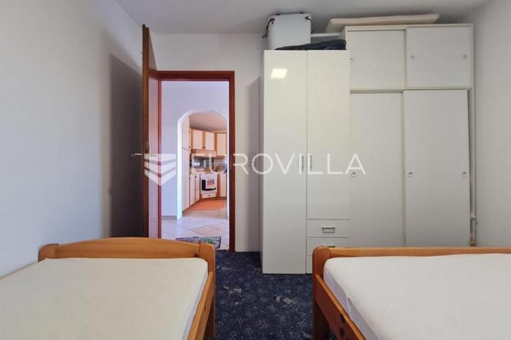 Vir, nekretnina na izvrsnoj lokaciji, 40 m od mora, s dva odvojena apartmana