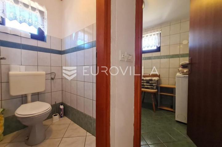 Vir, nekretnina na izvrsnoj lokaciji, 40 m od mora, s dva odvojena apartmana