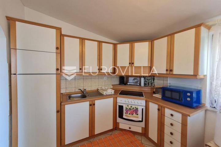 Vir, nekretnina na izvrsnoj lokaciji, 40 m od mora, s dva odvojena apartmana