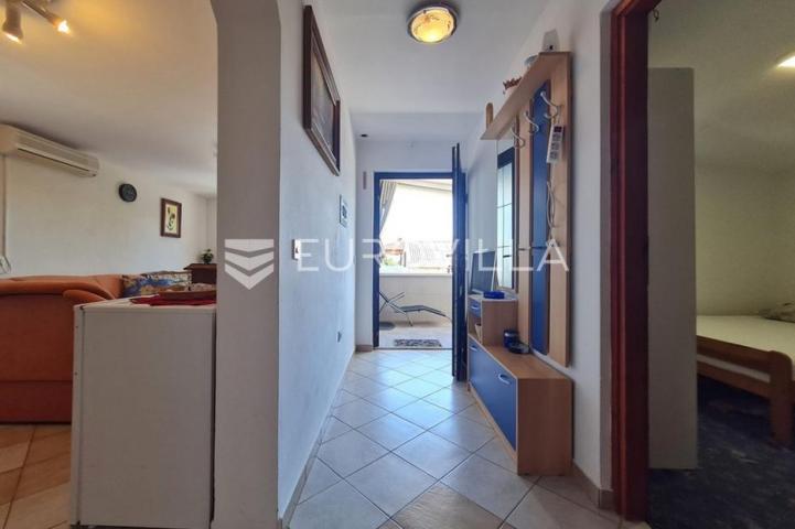 Vir, nekretnina na izvrsnoj lokaciji, 40 m od mora, s dva odvojena apartmana