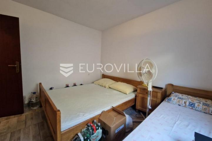 Vir, nekretnina na izvrsnoj lokaciji, 40 m od mora, s dva odvojena apartmana