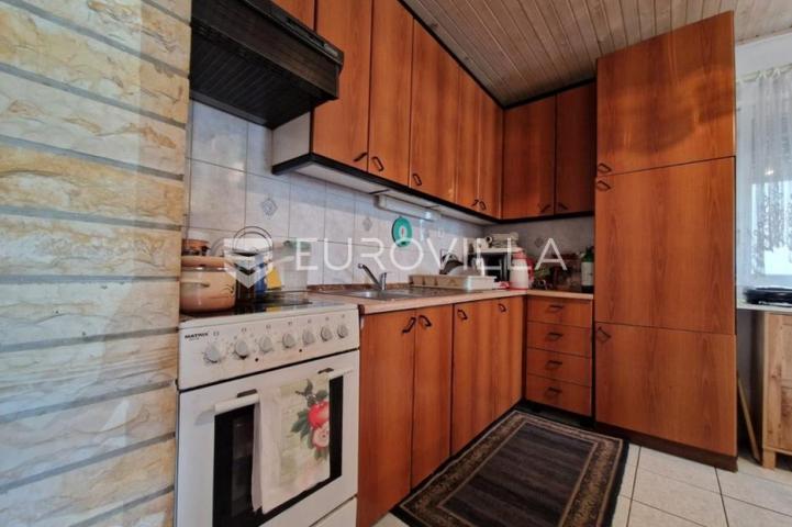 Vir, nekretnina na izvrsnoj lokaciji, 40 m od mora, s dva odvojena apartmana