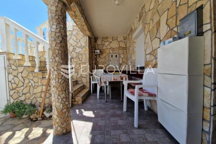 Vir, nekretnina na izvrsnoj lokaciji, 40 m od mora, s dva odvojena apartmana