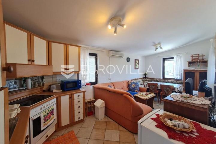 Vir, nekretnina na izvrsnoj lokaciji, 40 m od mora, s dva odvojena apartmana