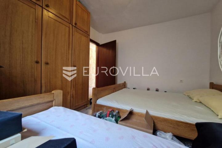 Vir, nekretnina na izvrsnoj lokaciji, 40 m od mora, s dva odvojena apartmana
