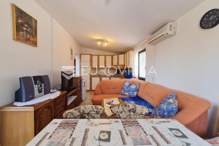 Vir, nekretnina na izvrsnoj lokaciji, 40 m od mora, s dva odvojena apartmana