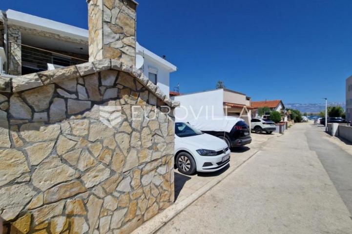 Vir, nekretnina na izvrsnoj lokaciji, 40 m od mora, s dva odvojena apartmana