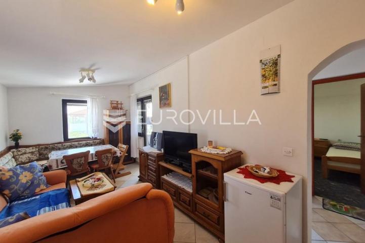 Vir, nekretnina na izvrsnoj lokaciji, 40 m od mora, s dva odvojena apartmana
