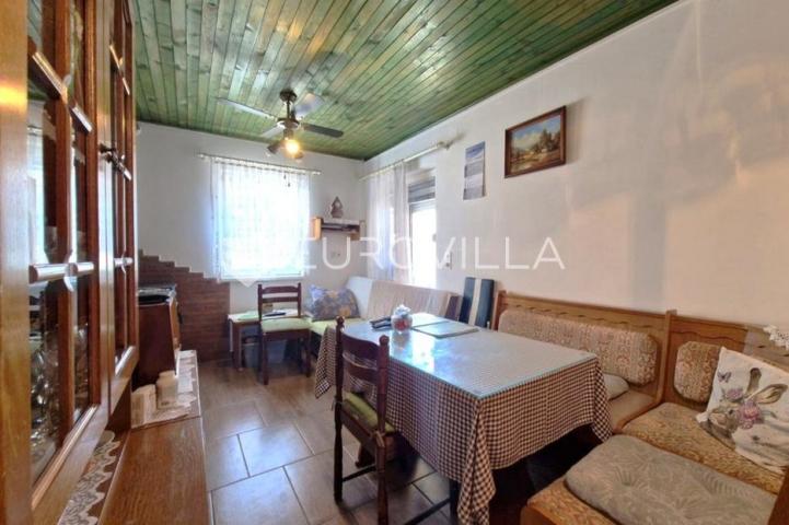 Vir, nekretnina na izvrsnoj lokaciji, 40 m od mora, s dva odvojena apartmana