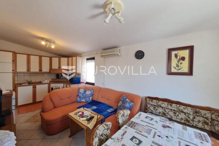 Vir, nekretnina na izvrsnoj lokaciji, 40 m od mora, s dva odvojena apartmana