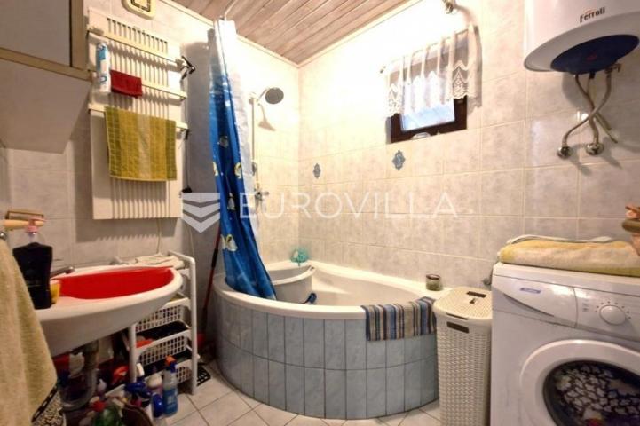 Vir, nekretnina na izvrsnoj lokaciji, 40 m od mora, s dva odvojena apartmana