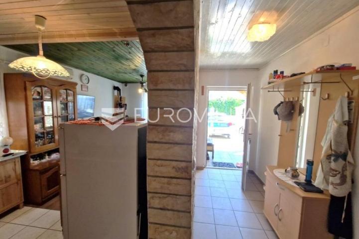 Vir, nekretnina na izvrsnoj lokaciji, 40 m od mora, s dva odvojena apartmana