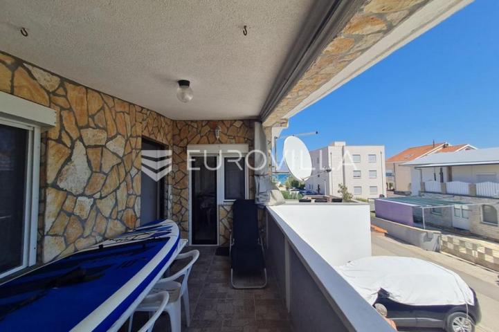 Vir, nekretnina na izvrsnoj lokaciji, 40 m od mora, s dva odvojena apartmana