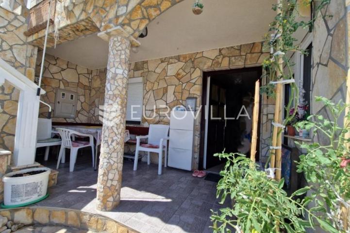 Vir, nekretnina na izvrsnoj lokaciji, 40 m od mora, s dva odvojena apartmana