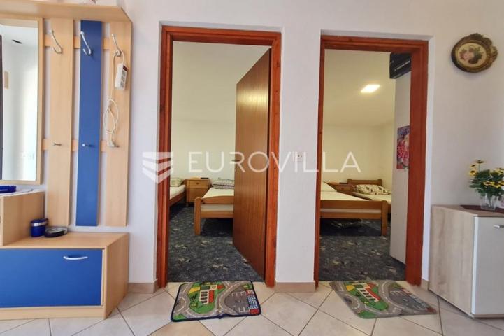 Vir, nekretnina na izvrsnoj lokaciji, 40 m od mora, s dva odvojena apartmana