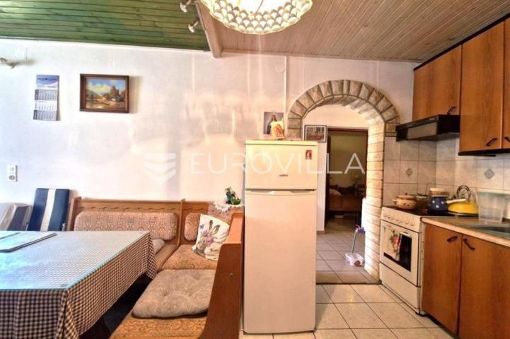 Vir, nekretnina na izvrsnoj lokaciji, 40 m od mora, s dva odvojena apartmana