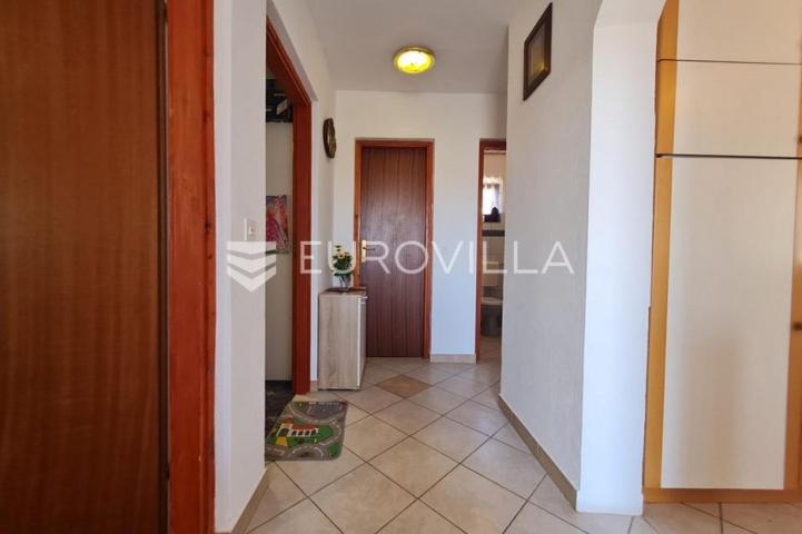 Vir, nekretnina na izvrsnoj lokaciji, 40 m od mora, s dva odvojena apartmana