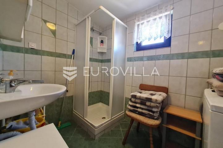 Vir, nekretnina na izvrsnoj lokaciji, 40 m od mora, s dva odvojena apartmana
