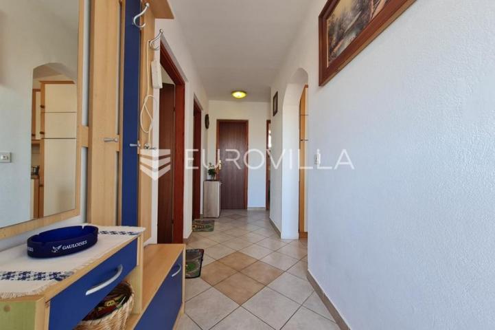 Vir, nekretnina na izvrsnoj lokaciji, 40 m od mora, s dva odvojena apartmana