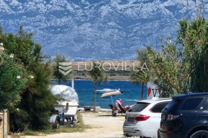 Vir, nekretnina na izvrsnoj lokaciji, 40 m od mora, s dva odvojena apartmana