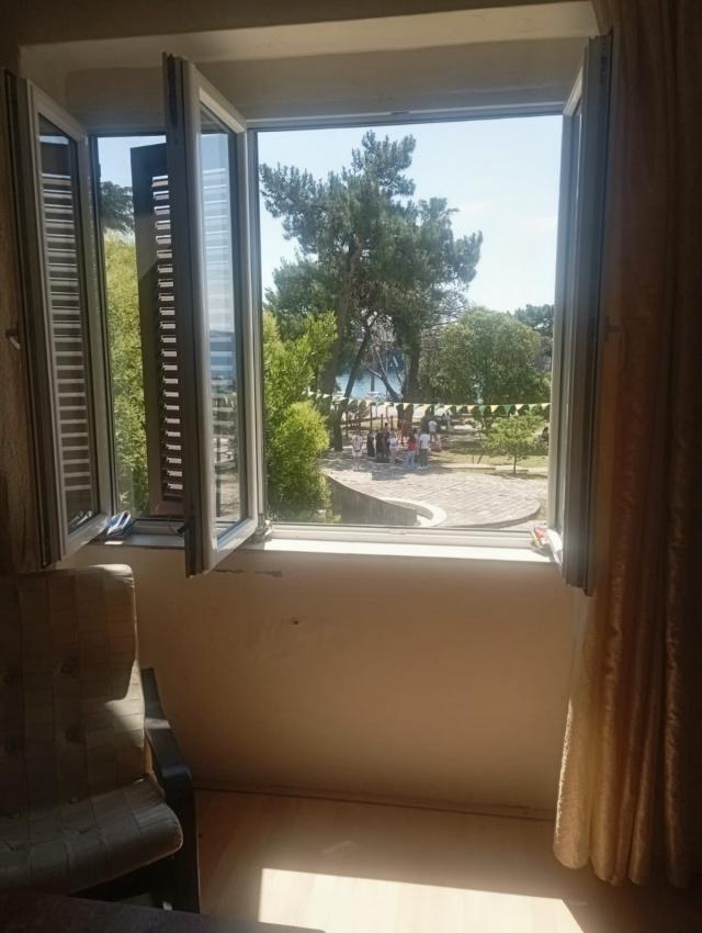 Prodajem dvoiposoban stan od 70m2 Herceg Novi Bijela 50m od obale