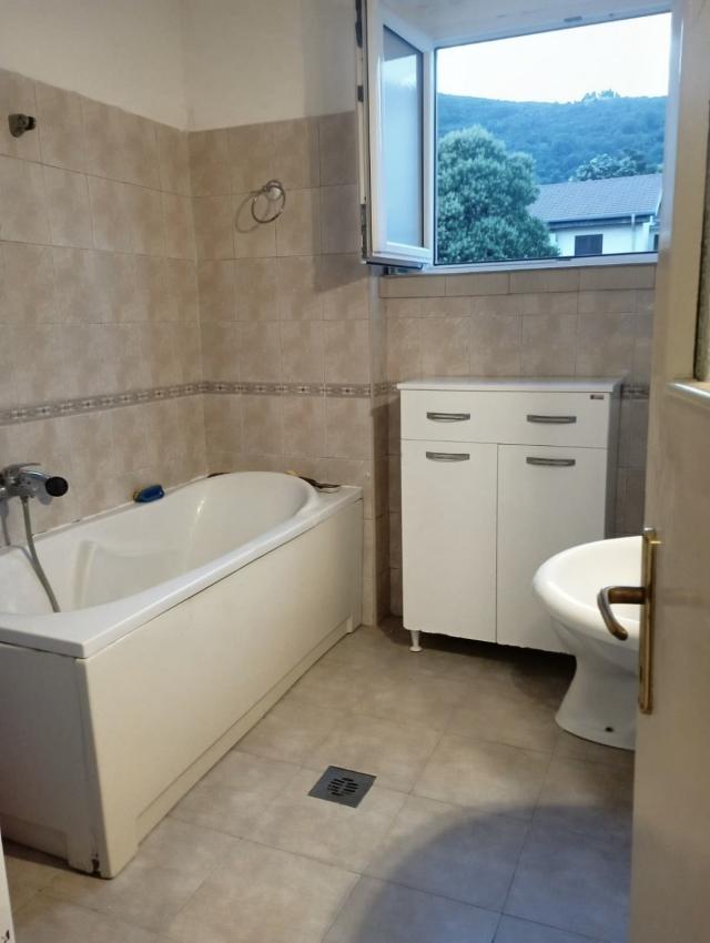 Prodajem dvoiposoban stan od 70m2 Herceg Novi Bijela 50m od obale