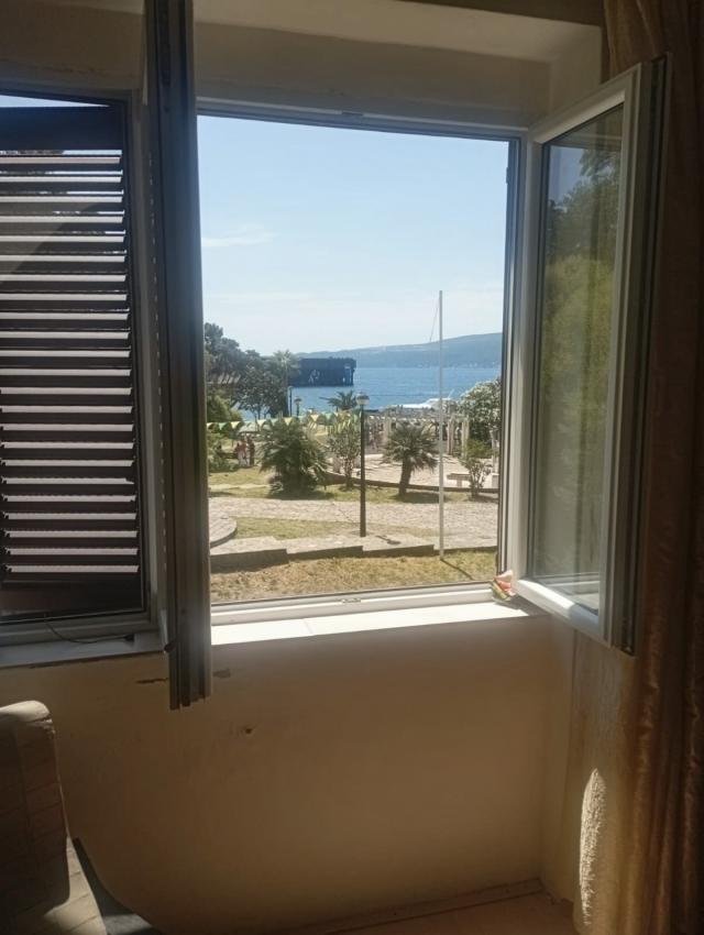 Prodajem dvoiposoban stan od 70m2 Herceg Novi Bijela 50m od obale