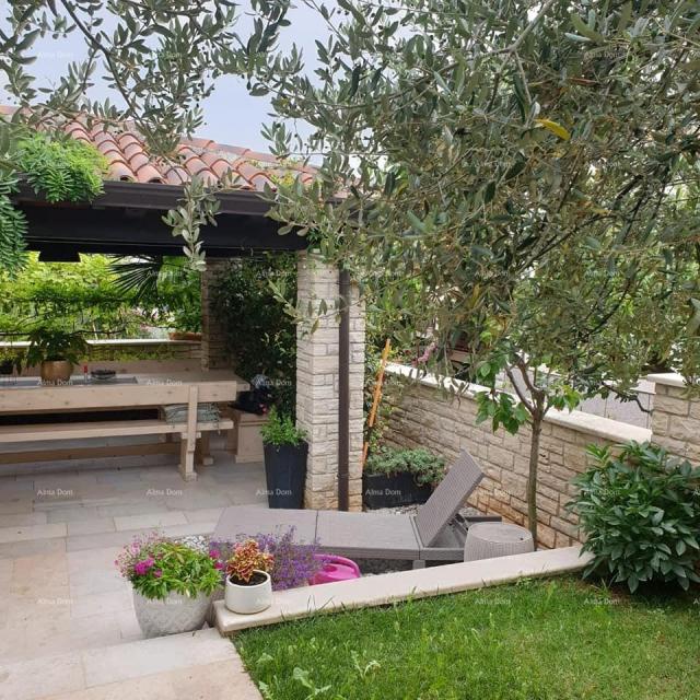 Wohnung 90m2 Wohnung zu verkaufen, mit Taverne und Garten, Novigrad