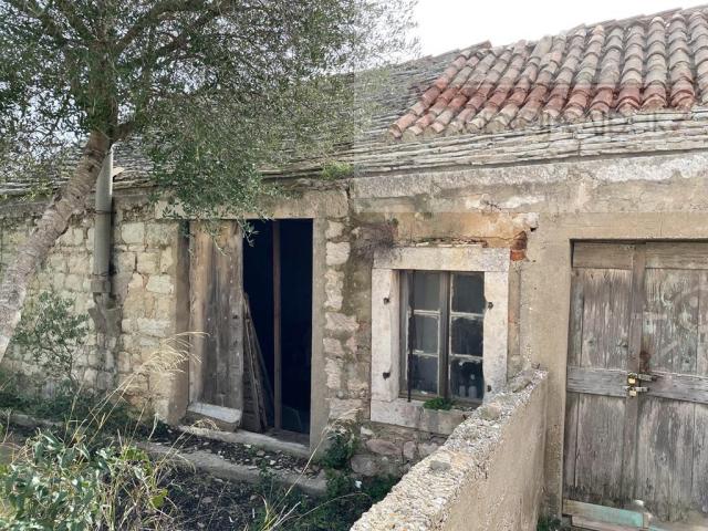 Biševo kamena kuća 55 m2 + okućnica 676 m2 