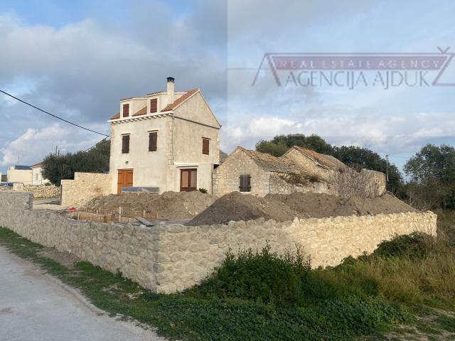 Biševo kamena kuća 55 m2 + okućnica 676 m2 
