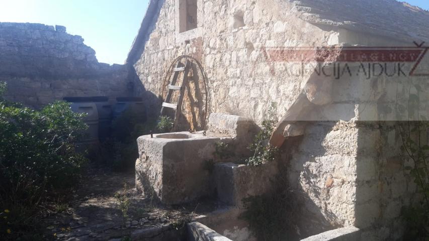 Biševo kamena kuća 55 m2 + okućnica 676 m2 