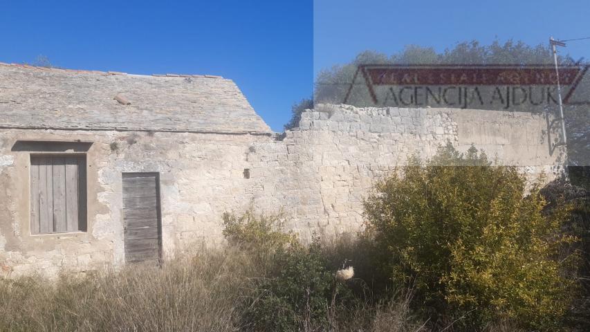 Biševo kamena kuća 55 m2 + okućnica 676 m2 