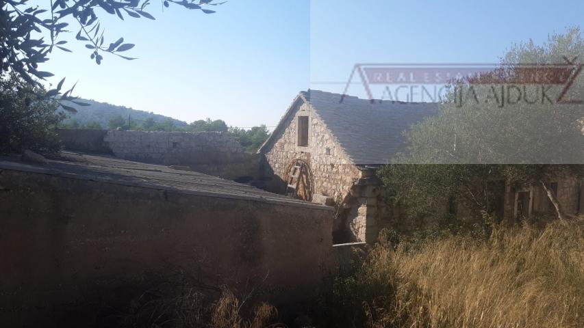 Biševo kamena kuća 55 m2 + okućnica 676 m2 