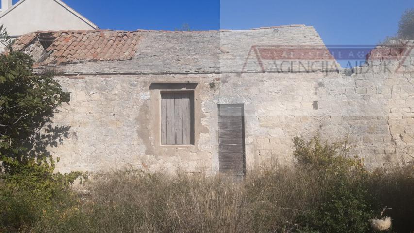Biševo kamena kuća 55 m2 + okućnica 676 m2 