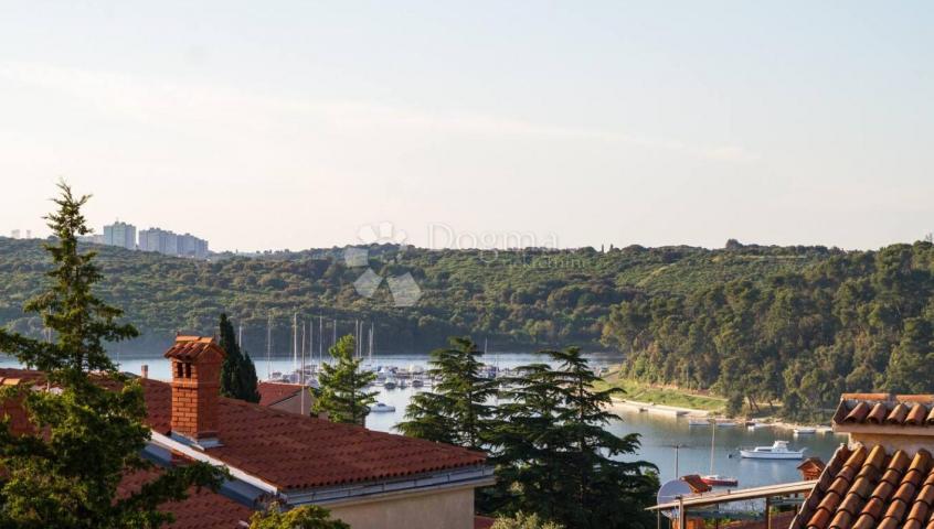 Banjole – apartmanska kuća s bazenom, 4 apartmana i solarnom elektranom, 150 m od mora