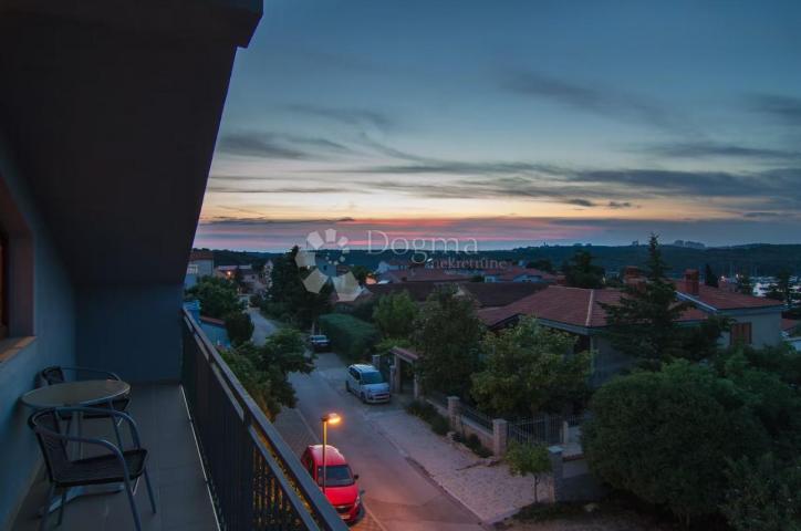Banjole – apartmanska kuća s bazenom, 4 apartmana i solarnom elektranom, 150 m od mora