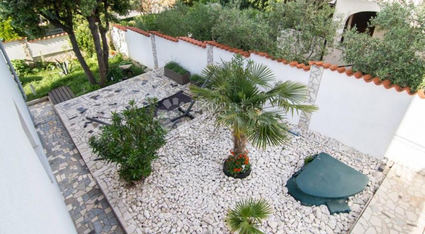 Banjole – apartmanska kuća s bazenom, 4 apartmana i solarnom elektranom, 150 m od mora