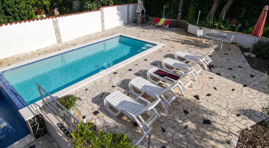 Banjole – apartmanska kuća s bazenom, 4 apartmana i solarnom elektranom, 150 m od mora
