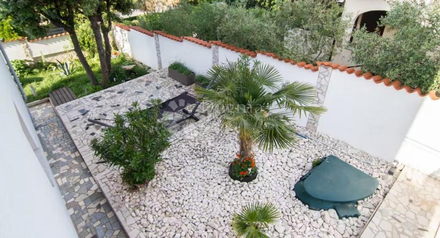 Banjole – apartmanska kuća s bazenom, 4 apartmana i solarnom elektranom, 150 m od mora