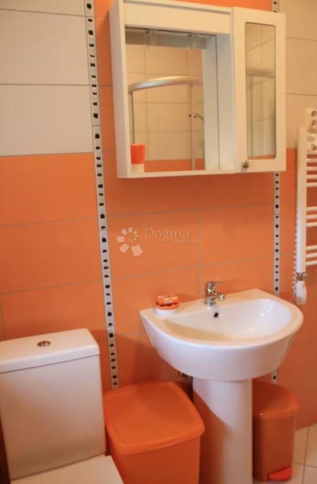 Banjole – apartmanska kuća s bazenom, 4 apartmana i solarnom elektranom, 150 m od mora