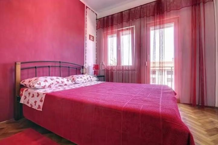 Banjole – apartmanska kuća s bazenom, 4 apartmana i solarnom elektranom, 150 m od mora