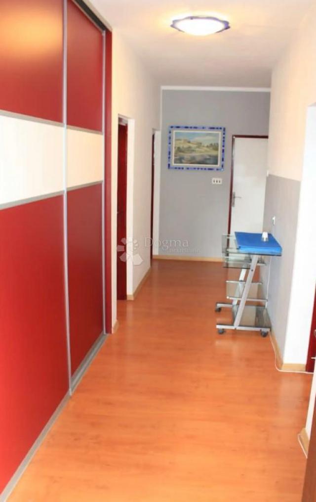 Banjole – apartmanska kuća s bazenom, 4 apartmana i solarnom elektranom, 150 m od mora
