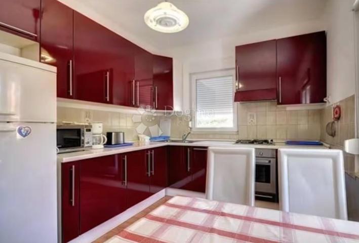 Banjole – apartmanska kuća s bazenom, 4 apartmana i solarnom elektranom, 150 m od mora